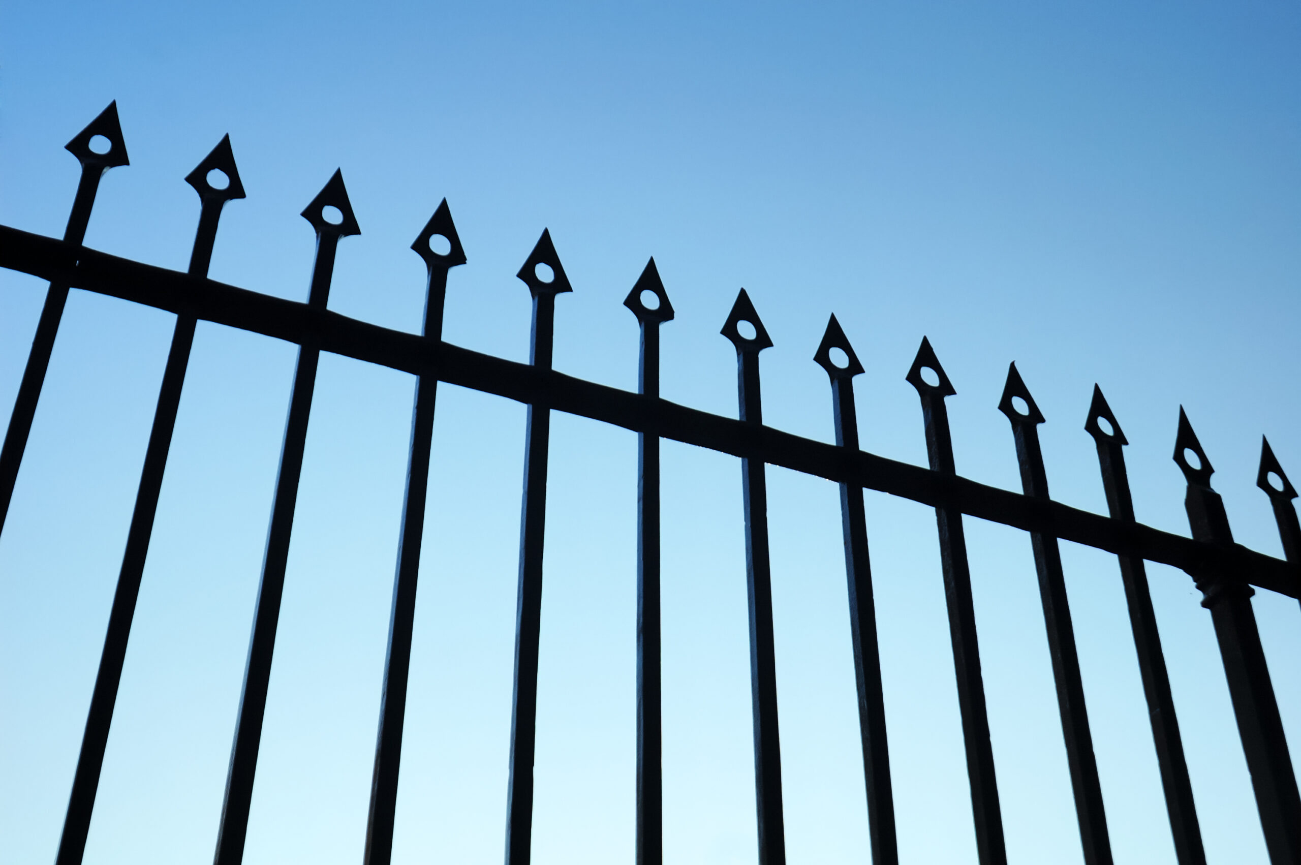 フランスで若者が警察から逃げて悲劇に