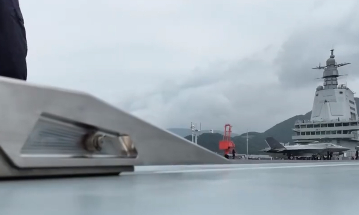 中国の空母「福建」の電磁カタパルトの衝撃